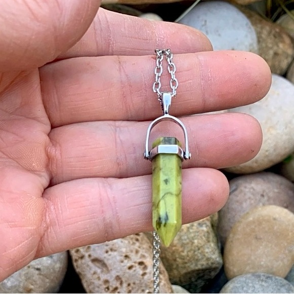 Lizardite Sterling Silver Meditation Point Necklace - Picture 2 of 4